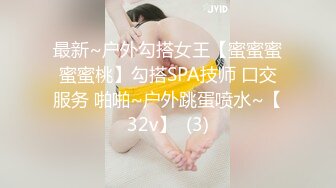 [MP4]四川风骚美熟女跟老公下午到果园溜达，四下无人开始啪啪，开档跳蛋口交后入，淫荡又刺激骚叫充斥了整个果园