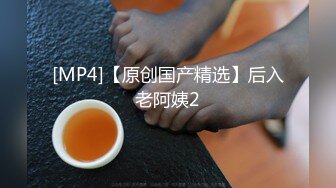 黑客破解家庭摄像头在家输液小少妇闲不住和老公沙发啪啪干到一半咬老公奶头真他妈的骚