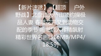 公司聚餐送喝醉的女同事回宿舍,车上忍不住拉开她吊带裙拨开胸罩罩杯看一下她的奶子